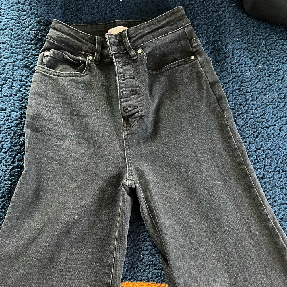 Super cute wide leg button down black pants! Not my stile, but amazing quality!!